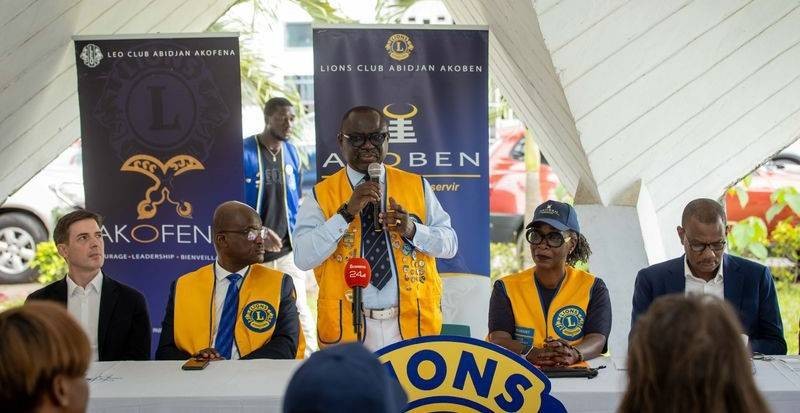 Le gouverneur du district 403 A2, Michel Boua, salue l’initiative du Lions Club Abidjan AKOBEN lors de la cérémonie d’inauguration au CHU de Treichville.