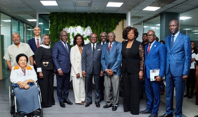 Photo de famille prise lors de l’inauguration officielle du campus de l’École ISA Santé, le jeudi 9 octobre 2025 à Cocody-Riviera-Palmeraie, en présence du ministre de la Santé Pierre Dimba, des responsables de l’INFAS, des partenaires du réseau Galileo Globa