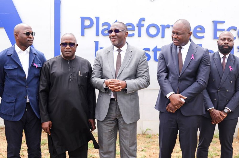 Le ministre du Commerce et de l’Industrie, entouré des responsables de la CDC-CI, de la CNPS et du Groupe ARISE, lors de la visite des installations de la Plateforme Économique et Industrielle d’Abidjan-PK24.