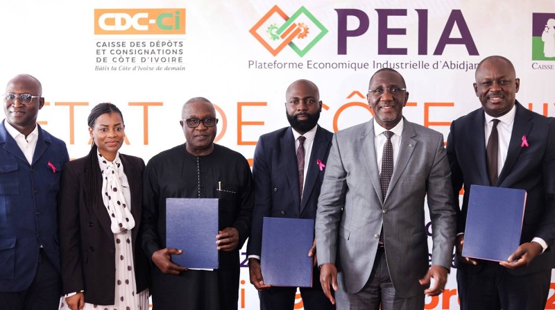 

Photo de famille des partenaires institutionnels et privés, après la signature officielle de l’accord scellant le partenariat public-privé autour de la PEIA PK24.