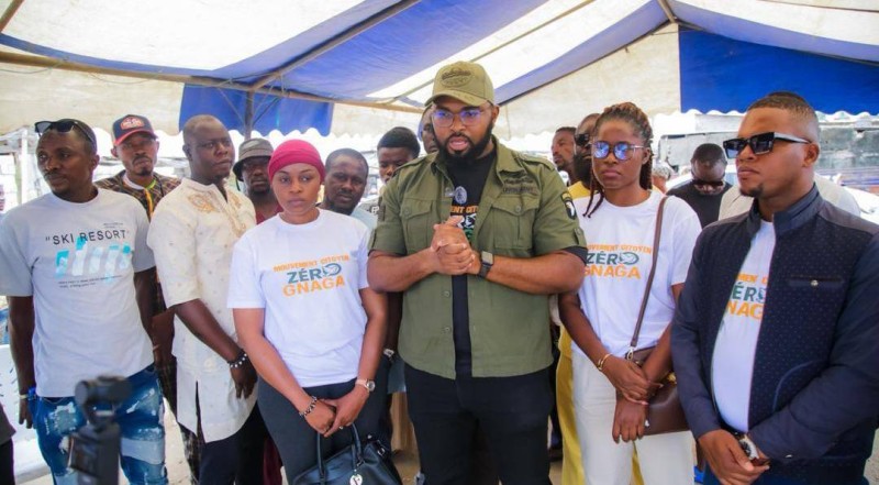 Une vue du président du mouvement citoyen "Zéro gnaga", Dr Lamoussa Diabaté, encadré par son staff lors de la campagne de sensibilisation des jeunes de Koumassi. (Dr)