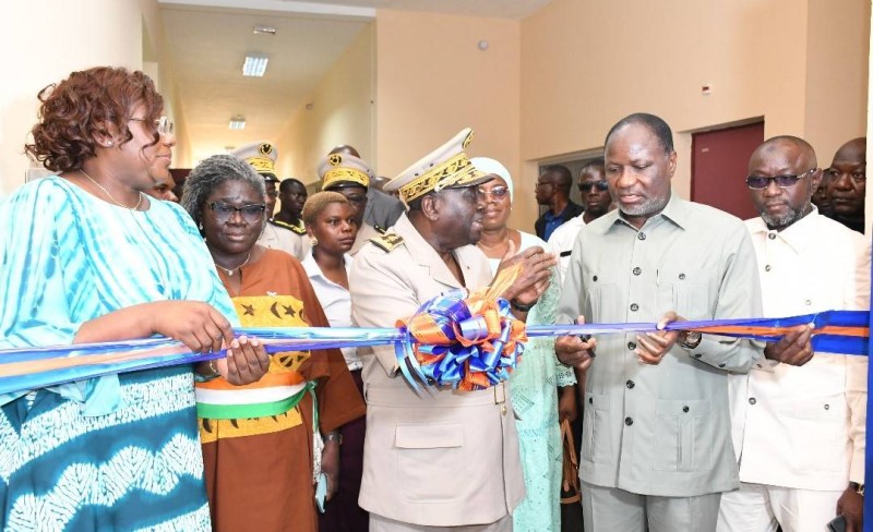 Le ministre Coulibaly Sangafowa procédant à l’inauguration officielle de la salle multimédia de l’UPGC.