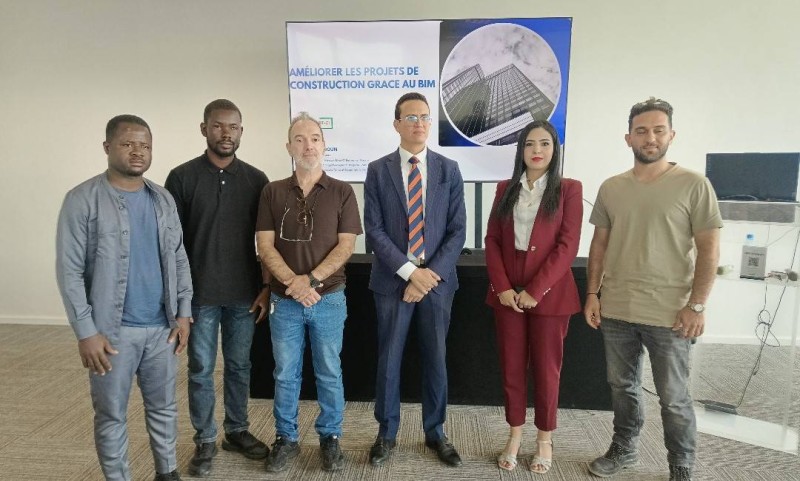 Les équipes de BIMBEAST Côte d’Ivoire entourées du PDG Yahya Chehboun à l’issue de la conférence.
