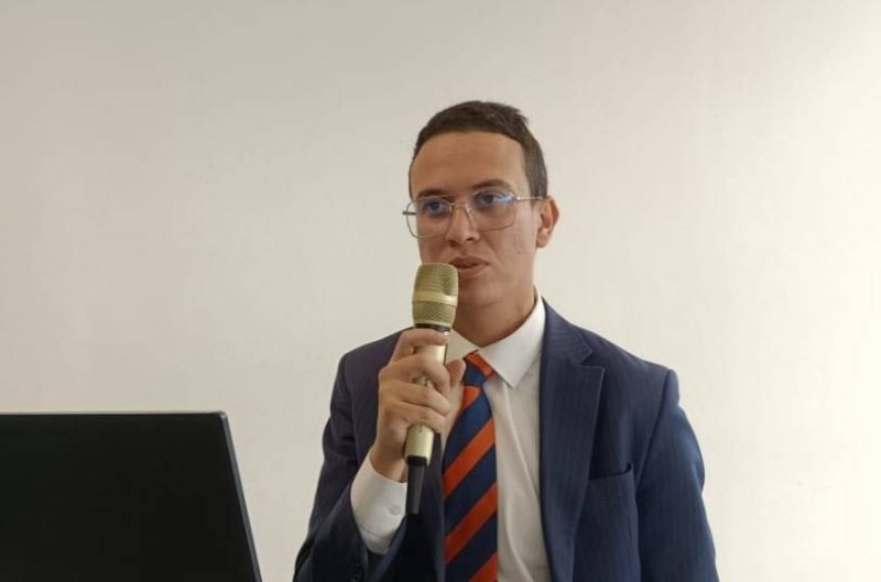 Yahya Chehboun, PDG de BIMBEAST, partageant son expérience sur la transition numérique du secteur du BTP, lors de la conférence à l’Ivoire Trade Center.