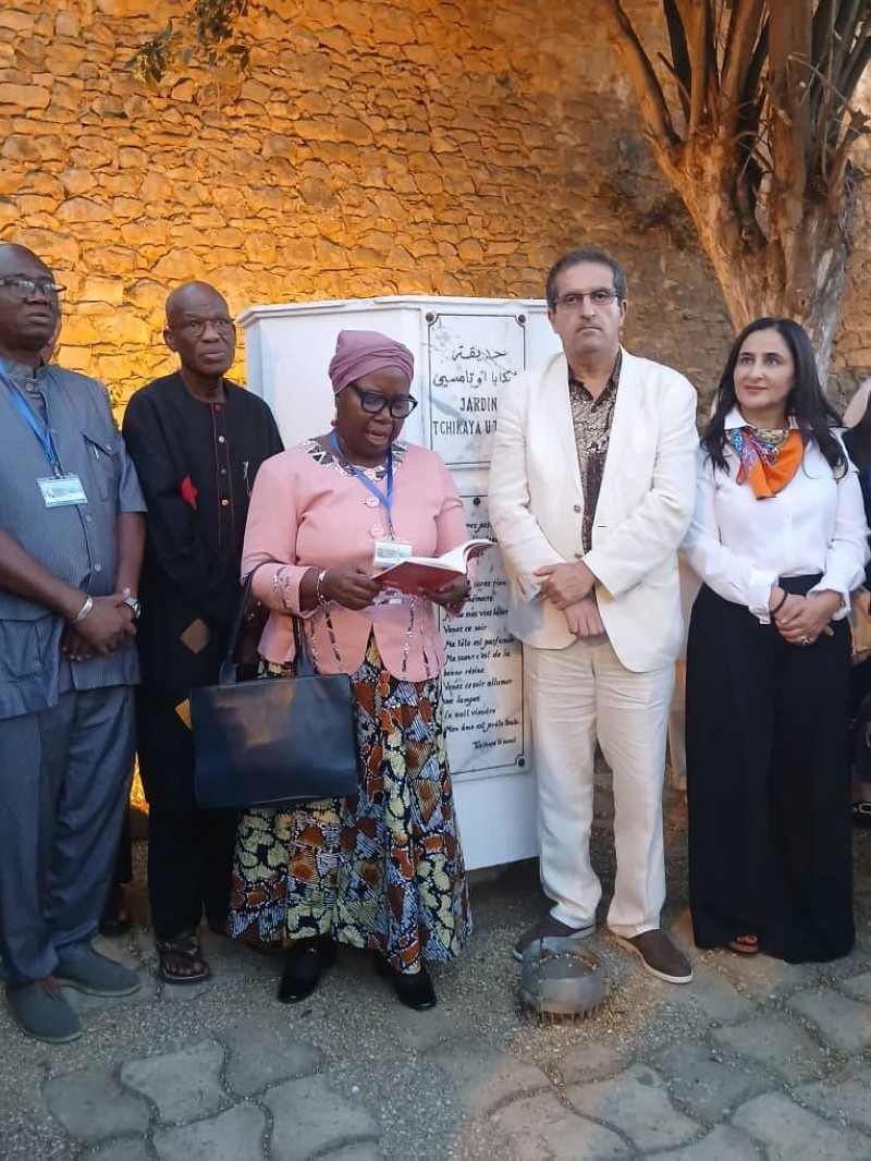 Après la cérémonie, les participants se sont recueillis dans le jardin Tchicaya U Tam’si, à l’entrée du Centre Hassan II, où Tanella Boni a déclamé un de ses poèmes. (Ph: Dr)