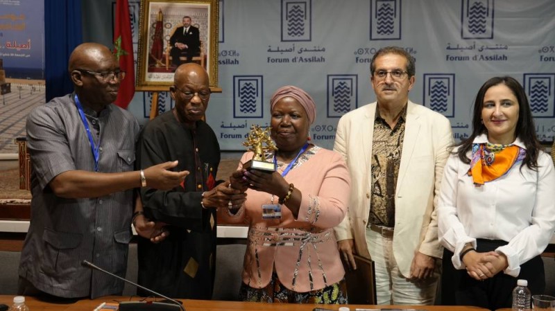 En plus de son prix, Tanella Boni (au centre) a reçu des hommages appuyés des membres du jury et des responsables de la Fondation du forum d'Assilah. (Ph: Dr)