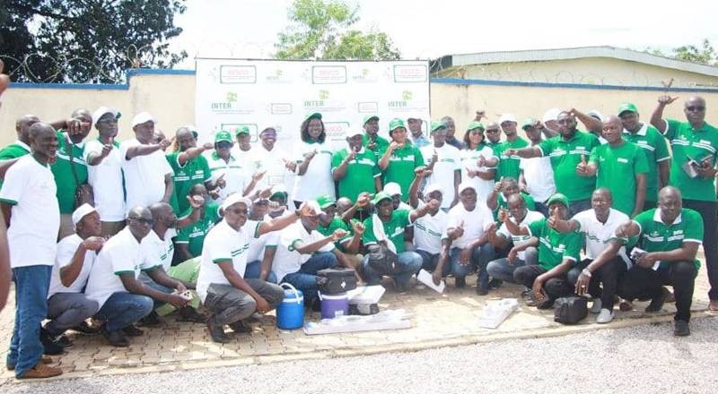 Remise de kits de soins vétérinaires aux acteurs. (Ph: Dr)