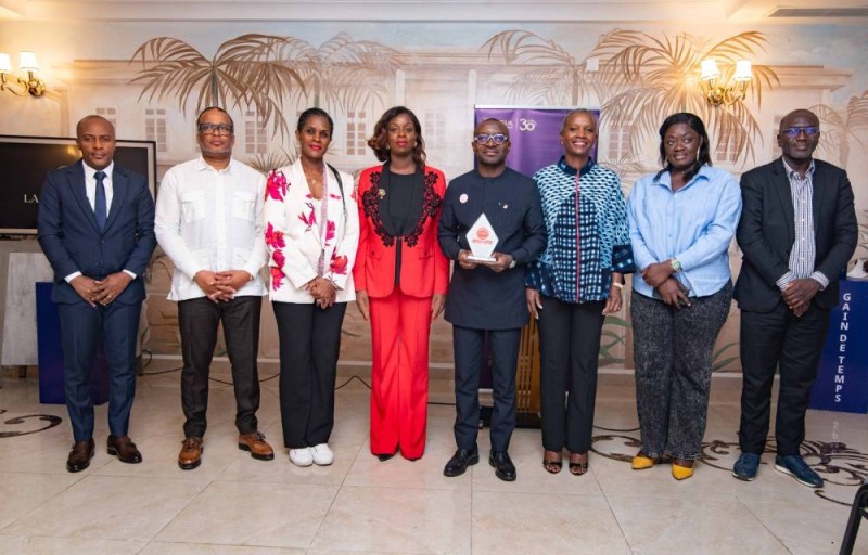 Le Dg Magloire Dochamou (trophée en main) a engagé ses équipes à faire de la société le champion national (DR)