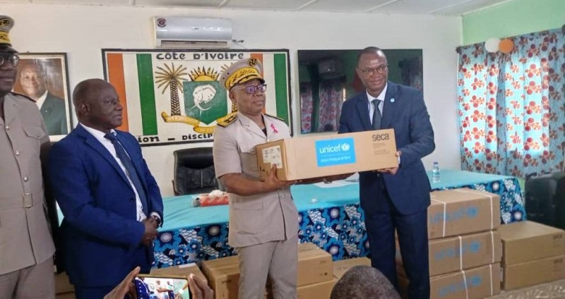 Le préfet de la région, préfet de Ferkessédougou, Jean Pierre Sory recevant symboliquement le don des mains d'Augustin Birba, Représentant adjoint chargé des opérations, Unicef Côte d’Ivoire (DR)