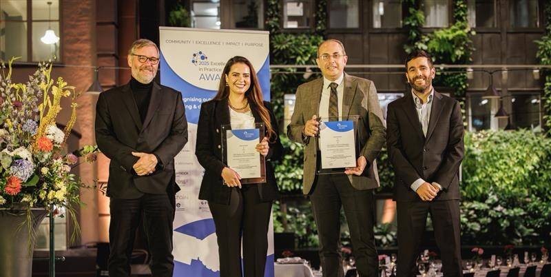 Le Dr Anan Shendy (deuxième à partir de la gauche) présente le prix d’argent d’AFRACAD dans la catégorie Développement professionnel lors des Excellence in Practice (EiP) Awards 2025 de la Fondation européenne pour le développement du management (EFMD).
