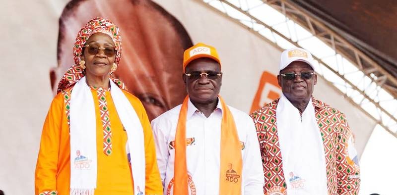 Kalil Konaté (au centre) avec Tiémoko Meyliet Koné, le vice-Président et son épouse ont mobilisé les populations. (Ph: Dr)