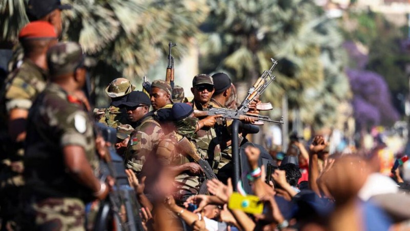  Des membres de l'armée ayant rejoint les manifestants rassemblés devant la mairie sur l'avenue de l'Indépendance lors d'une manifestation nationale menée par des jeunes contre les fréquentes pannes de courant et les pénuries d'eau, à Antananarivo, Madagascar, le 14 octobre 2025. Reuters - Siphiwe Sibeko 