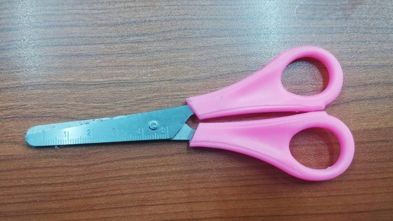 Une paire de ciseaux, un instrument dangereux pour la petite enfance. (Ph: Dr)