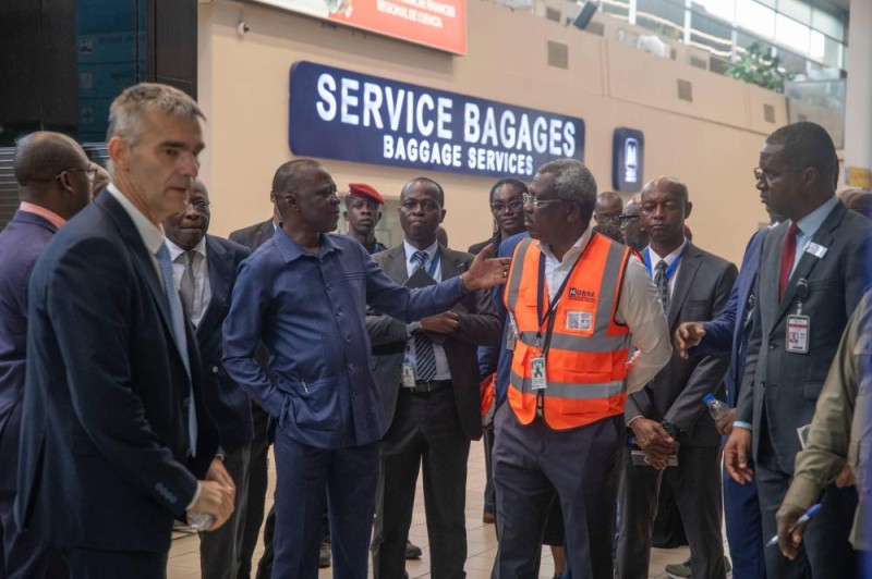 Le ministre Amadou Koné se faisant expliquer le processus de traitement des bagages. (DR)