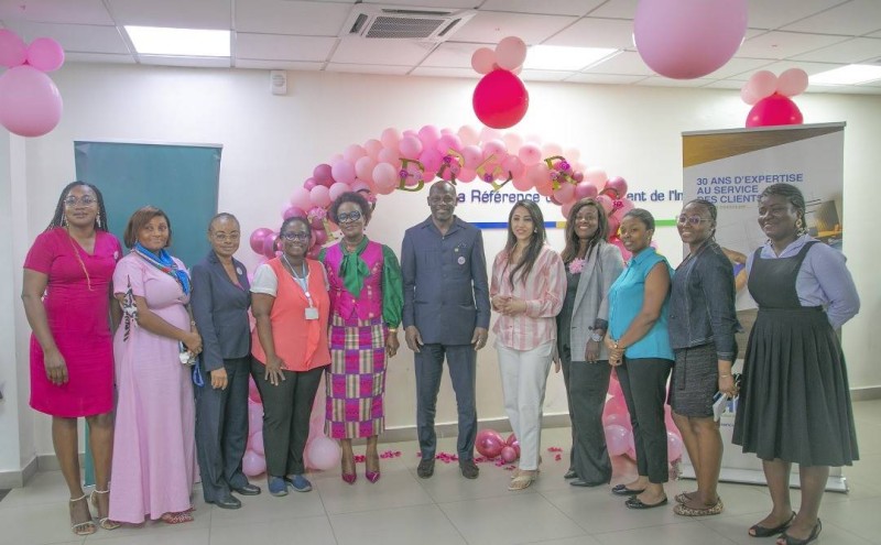 Le personnel de la BHCI autour de son directeur général contre le cancer du sein. (Photo. Dr)