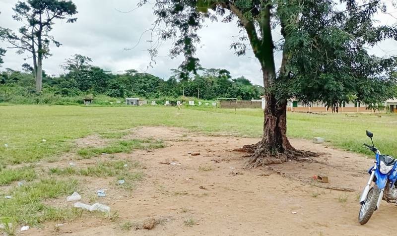L’école primaire ne dispose pas de clôture alors qu'elle est située juste en face du cimetière du village. (Ph: EPA)