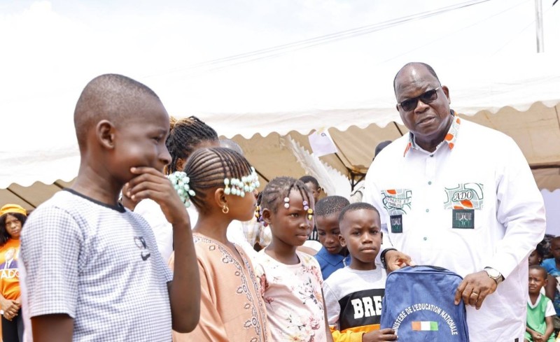 Laurent Tchagba offrant des kits scolaires