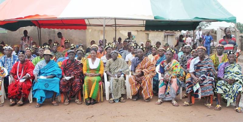 Entourée, ici, par les chefs de village du département de Bocanda, Henriette Lagou sûre d'être à la tête du pays. (Ph: JOSÉPHINE KOUADIO)