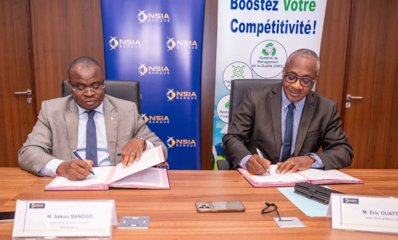 M. Sékou Sanogo, Directeur général adjoint de NSIA Banque CI, et M. Éric Ouattara, Directeur général par intérim de l’ADCI, signant la convention de partenariat entre leurs deux institutions, le 10 octobre 2025 à Abidjan.