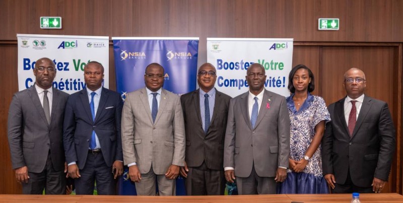 Les représentants de NSIA Banque CI et de l’Agence de Développement de la Compétitivité Industrielle (ADCI) posant pour la photo de famille à l’issue de la signature de la convention de partenariat, le 10 octobre 2025 à Abidjan.