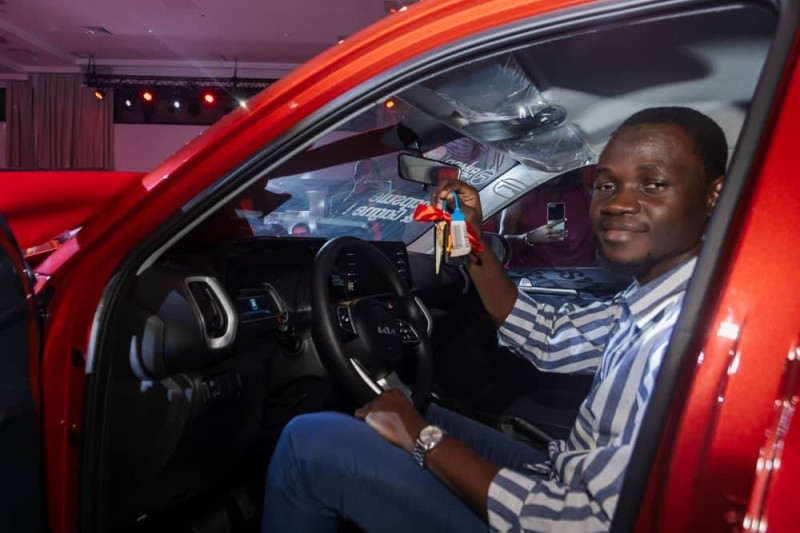 L’un des heureux gagnants du jeu World Cola – Décap’s ton Douahou ! pose fièrement au volant de son véhicule neuf, reçu lors de la cérémonie de remise des lots organisée par Solibra, le mercredi 15 octobre 2025, à l’Espace Jeckad d’Angré.