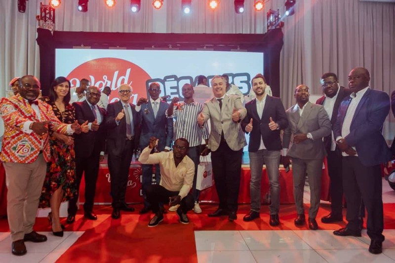 Les “super gagnants” du jeu “Décap’s ton Douahou !” entourés de l’équipe dirigeante de Solibra et des partenaires, au cours de la soirée de gala marquant la fin de la campagne.