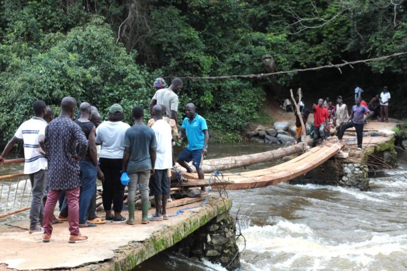À Lieupleu, le pont en béton érigé pour remplacer le pont de lianes, est cassé par endroits

( Encadré) ABDOULAYE COULIBALY
