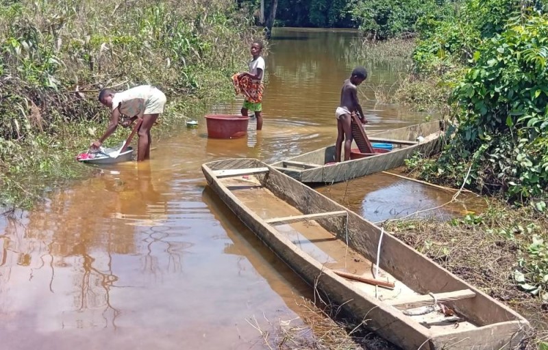Légende: Si à Lieupleu un pont en béton a été construit, à Vatouo, les déplacements se font en pirogue ( Photo 3 papier principal) ABDOULAYE COULIBALY