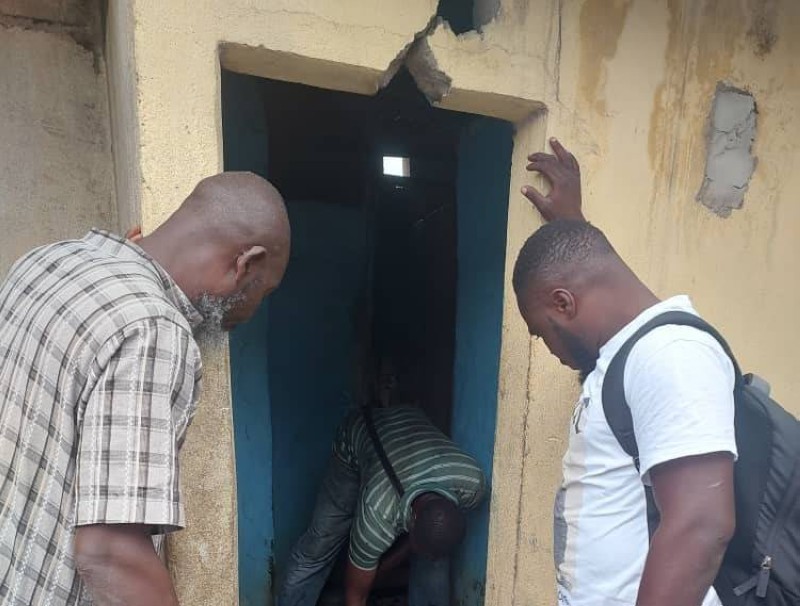 L'ouverture de la fosse septique bouchée depuis trois mois. ( PHOTOS FATOU SYLLA)