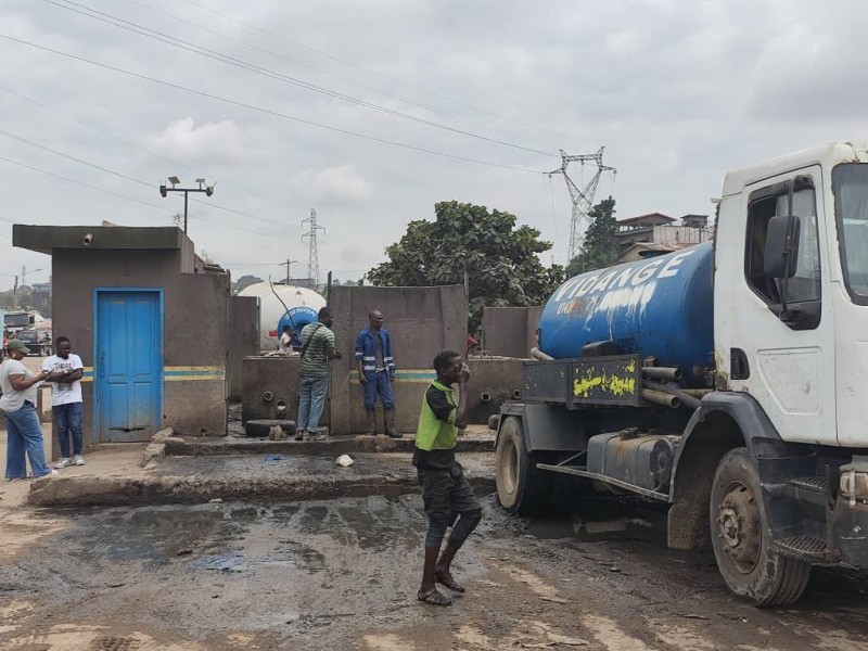 Au carrefour vidange, dans les encablures du Zoo d'Abidjan, les déchets sont déversés dans une station dédiée.
