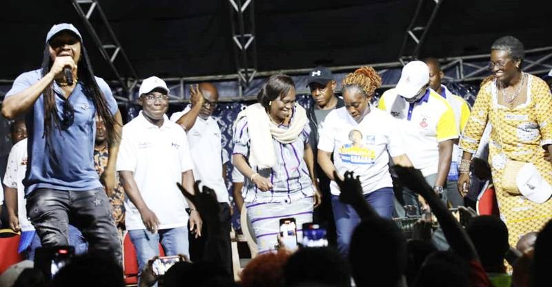 La candidate Simone Gbagbo a communié avec les populations de Gbêkê au rythme des sonorités locales. (Ph: JULIEN MONSAN)