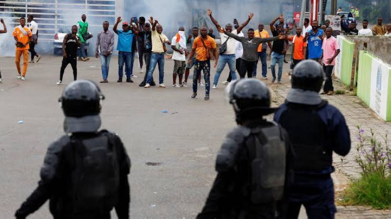 Des manifestants face à la police. (Ph: Dr)