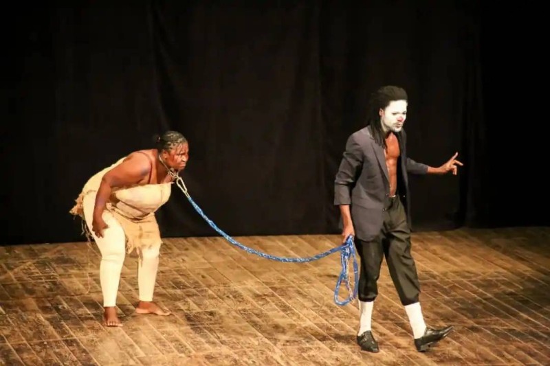 Kouassi Matushela dans le rôle de Caesier le geôlier et Amya Marianne ( La Venus) ont ému le public algérien par la justesse de leur jeu de scène.
