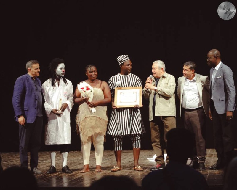 La troupe Gué-Zo a été récompensée par un trophée et un parchemin de participation à la 14é édition du Fitb.