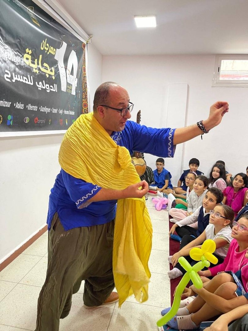 Par le chant, la parole et le geste, le conteur algérien Farès Idir a tissé un lien complice avec son jeune auditoire.