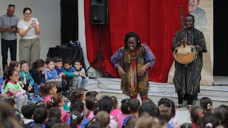 La conteuse ivoirienne Rebecca a fusionné avec son public grâce à son récit fluide accompagné par la kora.