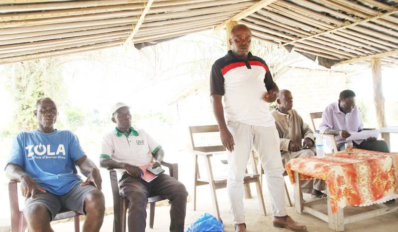Les habitants de Zodry réunis sous un préau de fortune racontent ce qu'ils vivent. (Ph: Abdoulaye Coulibaly)
