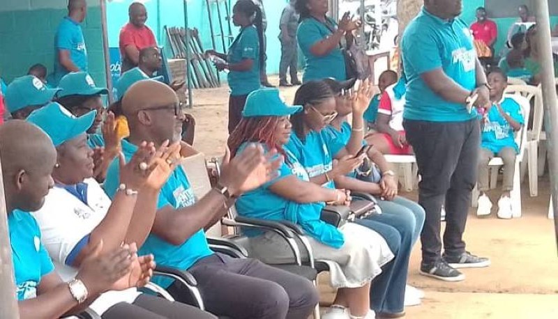 La Fondation Ecobank soutient l’inclusion éducative à travers un don de matériel adapté.