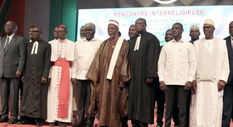 Le Premier ministre Beugré Mambé et le Ministre Vagondo Diomandé entouré des guides religieux lors de la Rencontre interreligieuse pour des élections apaisées, au Palais de la Culture d’Abidjan.