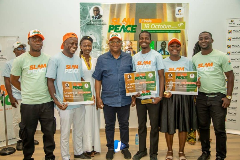 Le trio gagnant posant avec le ministre Amadou Coulibaly et l’équipe organisatrice de Slam for Peace. (Ph: Dr)