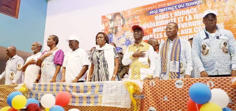 La candidate Simone Gbagbo a échangé avec les populations du Guémon au centre culturel audiovisuel de Man. (Ph: JULIEN MONSAN)
