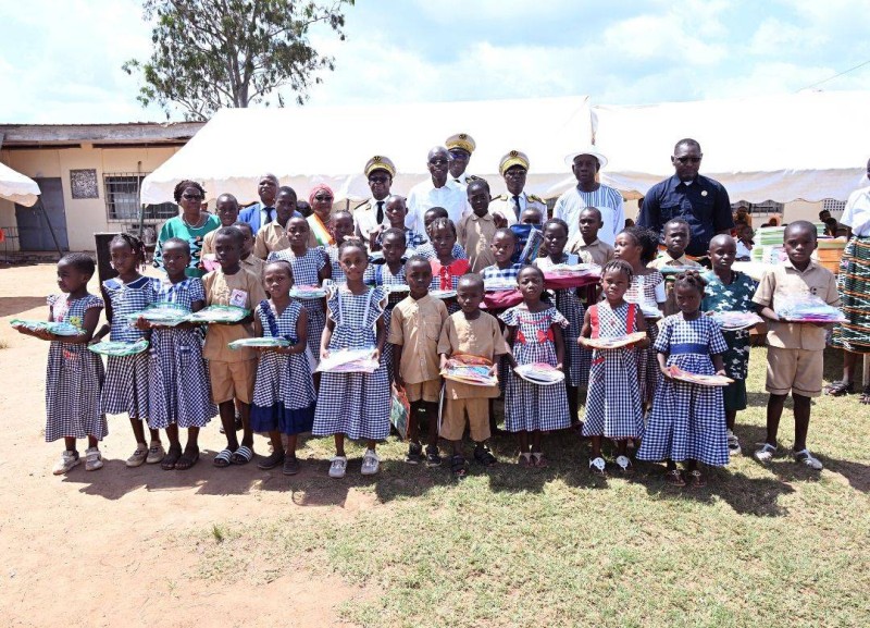 2 000 kits scolaires et un pont vers la Corée du Sud pour les élèves de Sinfra. (Ph: Dr)