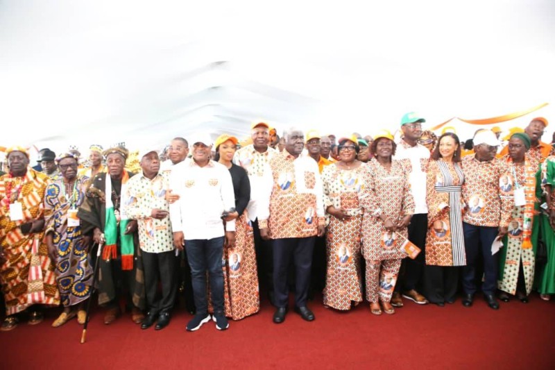 Le Premier ministre, Robert Beugré Mambé, entouré des cadres du district des Montagnes et des chefs traditionnels, a
communié avec les populations mobilisées. (Ph: PORO DAGNOGO)