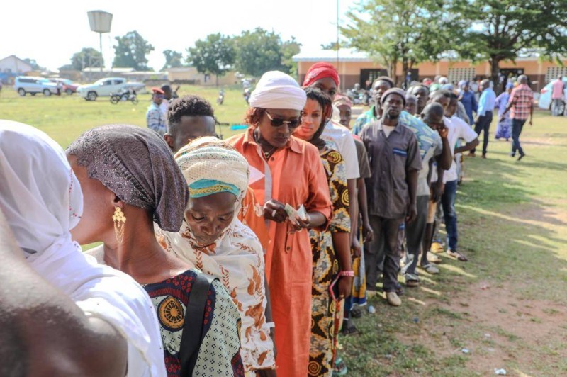 La ministre Mariatou Koné attendant son tour de vote