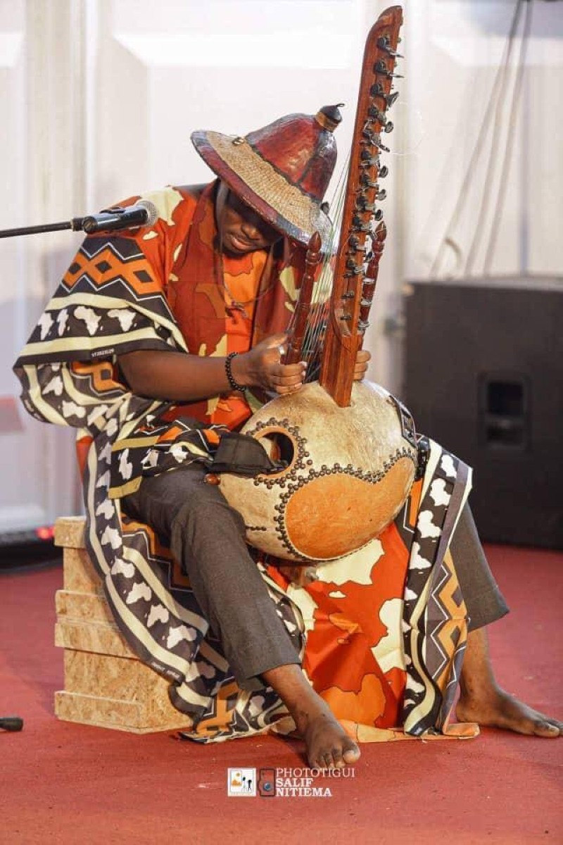 N'Gokody Kora séduit par la richesse de son répertoire et la profondeur de ses sonorités. 
