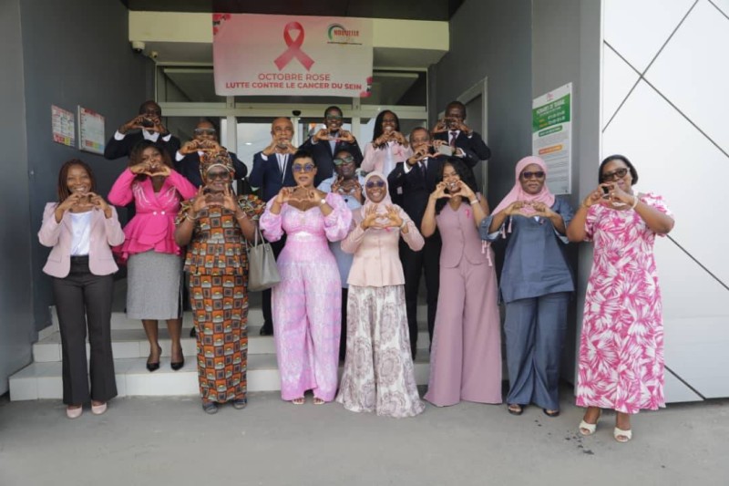 Le personnel mobilisé contre le cancer du sein. (Ph: Dr)