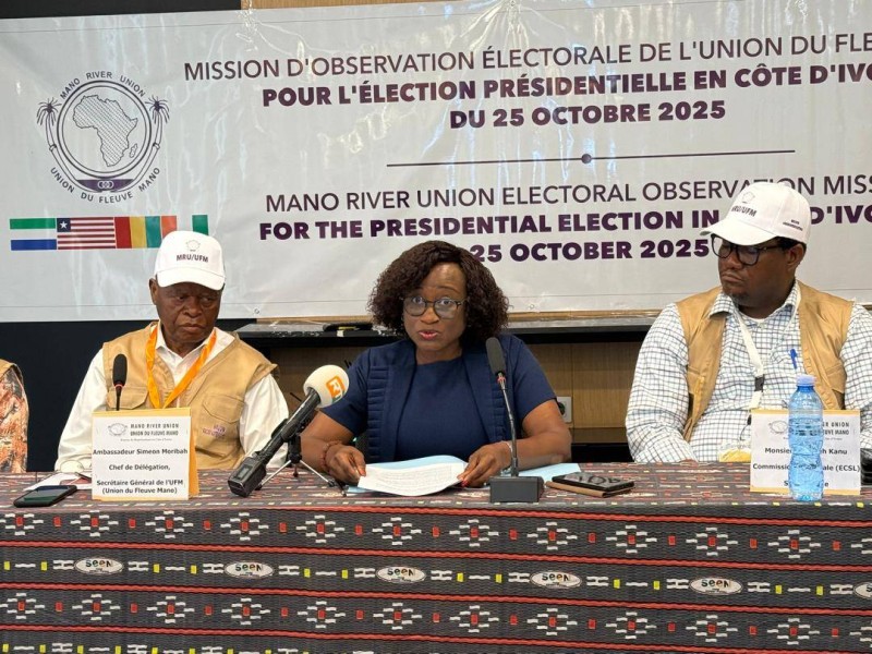 Ange Konan-Monu, secrétaire adjointe Paix et Sécurité de l’Union du Fleuve Mano (en noir) procède à la lecture de la déclaration (Photo Bavane)