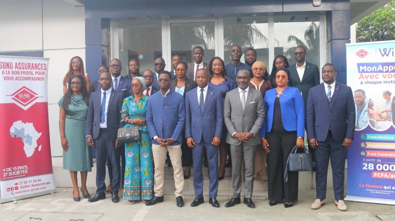 Les parties prenantes heureuses de la signature de la convention (Dr)