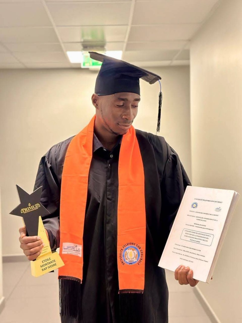 Gek Picy posant avec son trophée au Primud et son diplôme de communication. (DR)