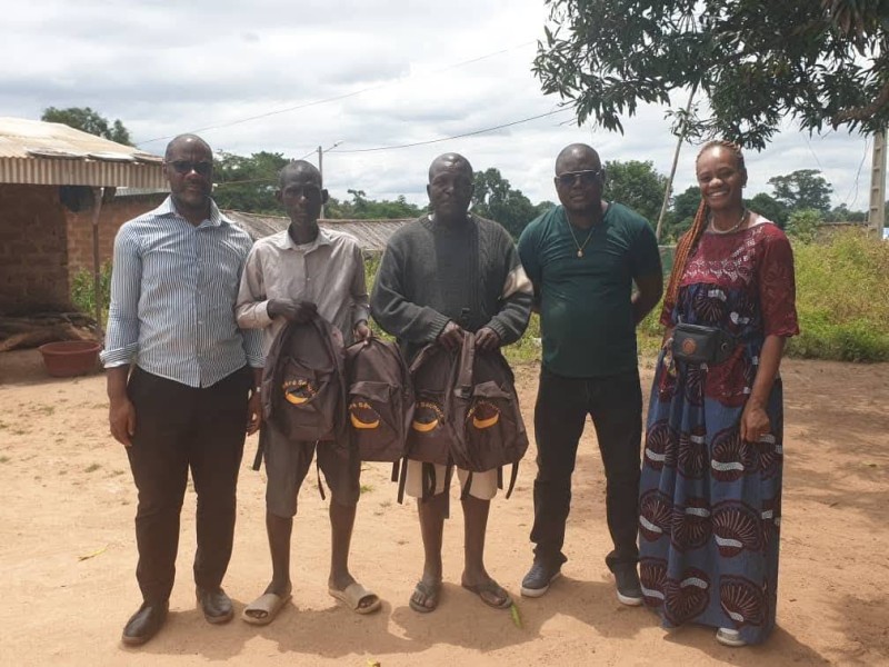 Une remise de kits scolaires qui soulage des parents d'élèves (Dr)